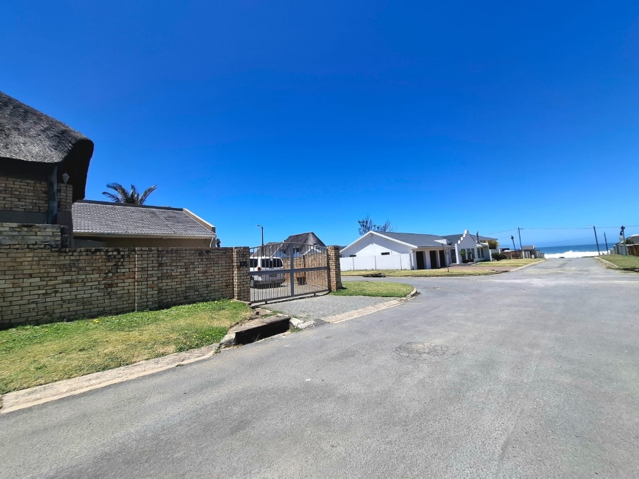 6 Bedroom Property for Sale in Gonubie Eastern Cape